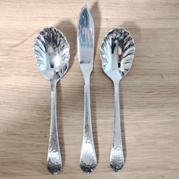 Reed & Barton Hammered Antique 2 Sugar Spoons Master Butter Knife Glossy 18/8 - Picture 1 of 5